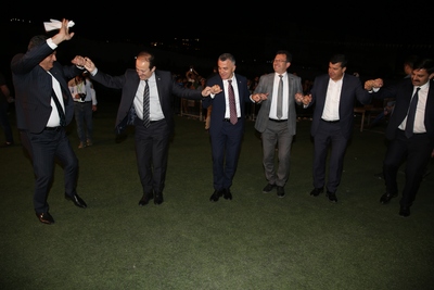 Dengbejler gecesinde protokol halay çekti