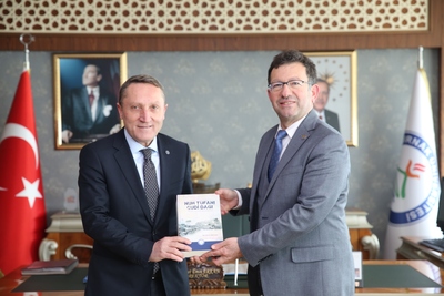 Gençlik ve Spor İl Müdürü Abdullah Ayar Rektörümüz Prof. Dr. Mehmet Emin Erkan’ı ziyaret etti